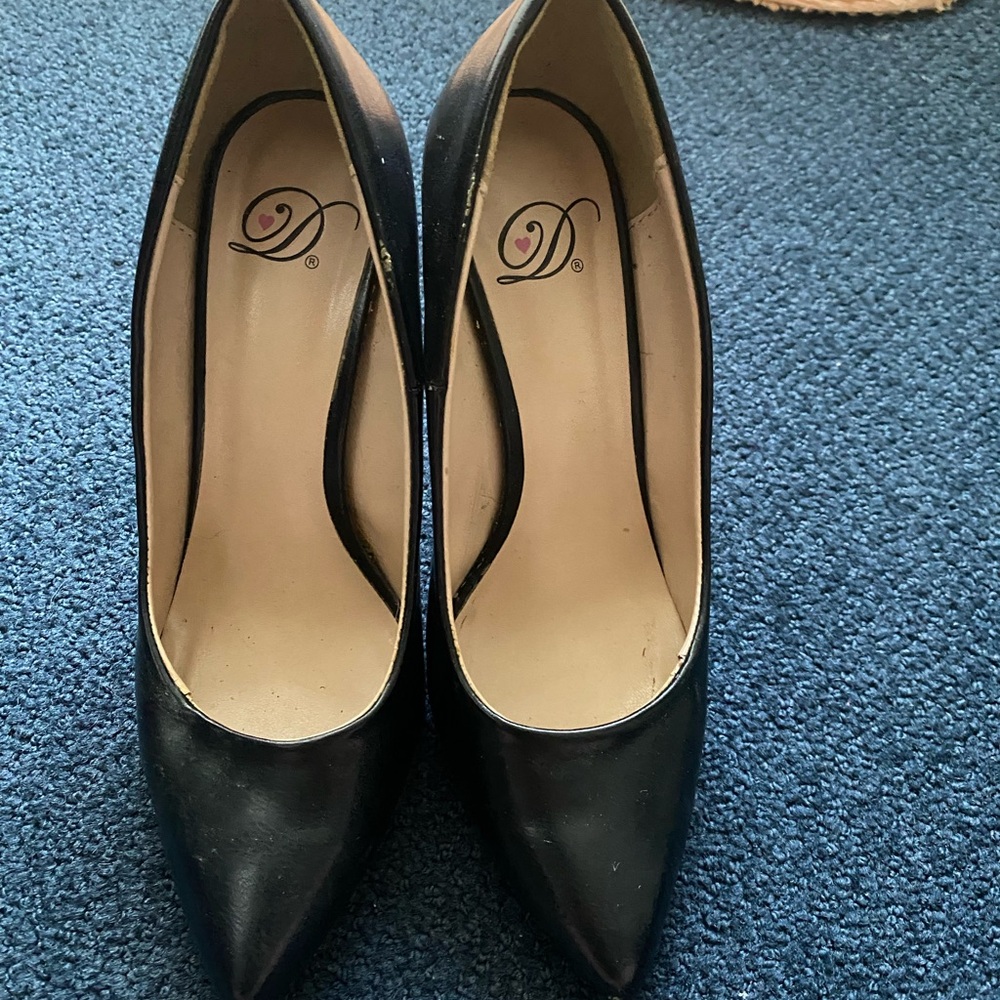 Delicious Black Pointed Toe Pumps